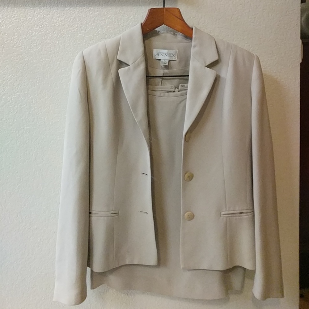 Size 4 cream 3 piece suit - pants, skirt & jacket